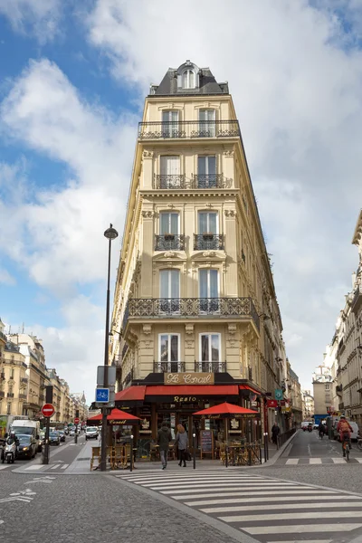 Ocupada calle en el centro de París —  Fotos de Stock