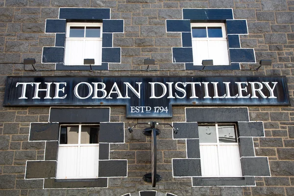 Voorgevel en signalering voor de Oban Single Malt — Stockfoto