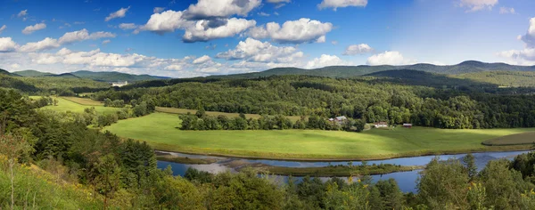 River meanders through the pastures. — Stock Photo, Image