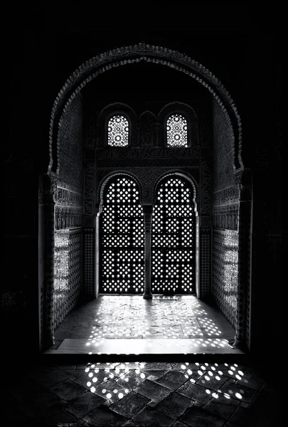 Détail de fenêtre ornée de style arabe — Photo