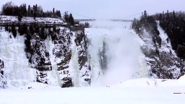 Monmorency 滝で雪の中で遊んでいる人々 — ストック動画