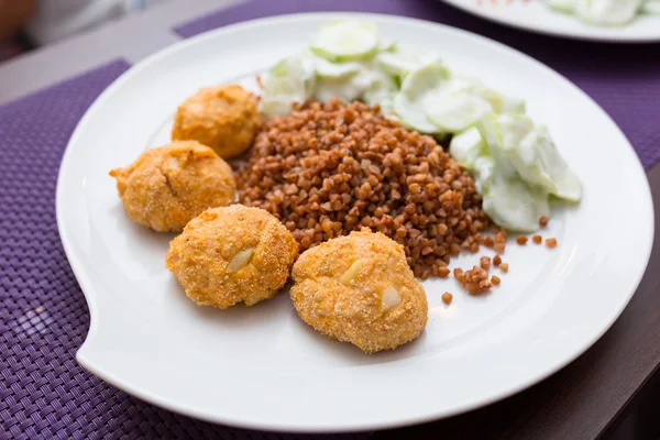 Alimentation poulet boulettes de viande plat — Photo