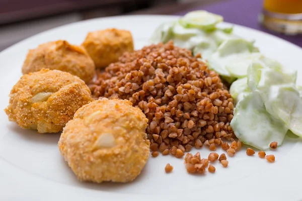 Alimentation poulet boulettes de viande plat — Photo