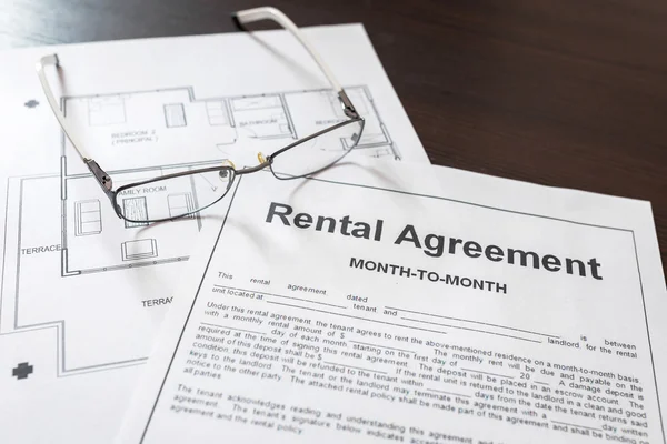 Signing rental agreement contract — Stock Photo, Image