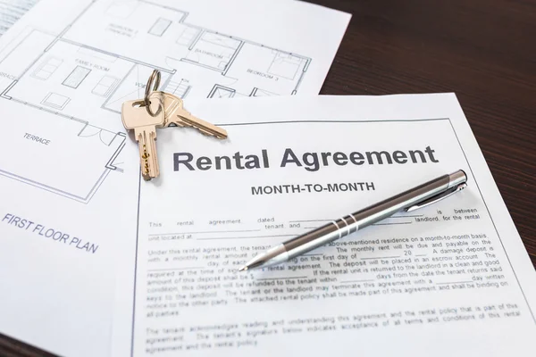 Signing rental agreement contract — Stock Photo, Image