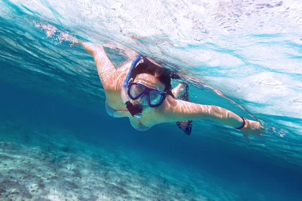 Hermosas mujeres buceando en el mar — Foto de Stock