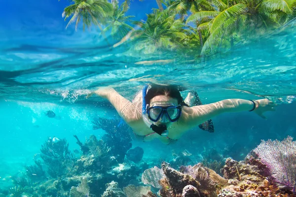 Belles femmes plongée en apnée dans la mer — Photo