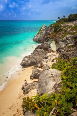 Pastoral Caribbean beach Maya adlı Tulum Tapınağı kalıntıları
