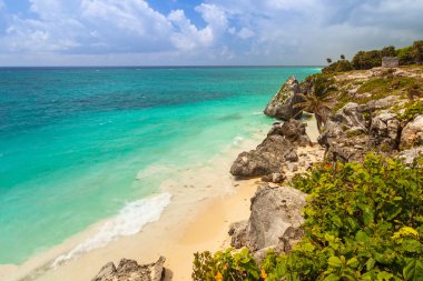 Pastoral Caribbean beach Maya adlı Tulum Tapınağı kalıntıları