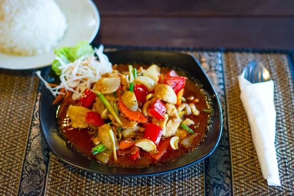 Thailändisches Gericht mit Huhn — Stockfoto