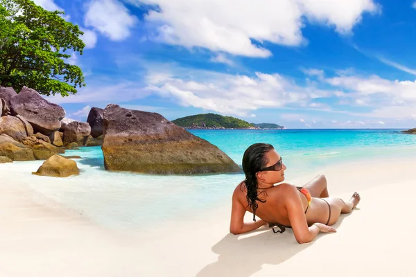 Vacanze al sole sulla spiaggia tropicale — Foto Stock