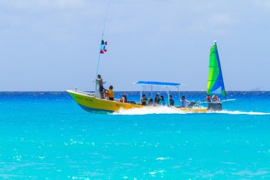 Meksika Karayip Denizi'nde teknede kimliği belirsiz insanlar