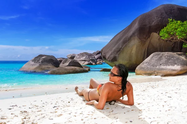 Zon vakantie op het tropische strand — Stockfoto