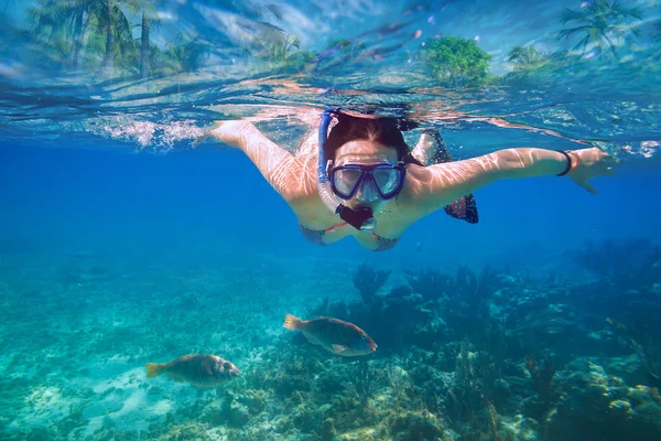 Belles femmes plongée en apnée dans la mer tropicale — Photo