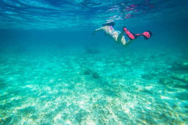 Mulheres bonitas snorkeling no mar tropical — Fotografia de Stock