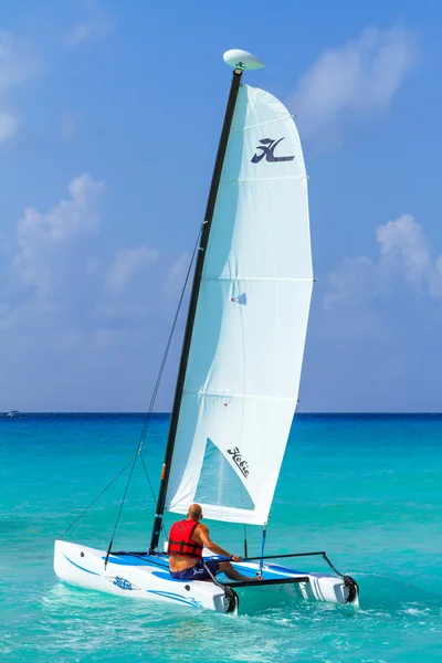 Pessoas não identificadas no barco no Mar do Caribe do México — Fotografia de Stock