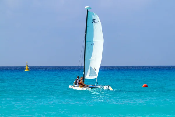 Personnes non identifiées sur le bateau à la mer des Caraïbes du Mexique — Photo