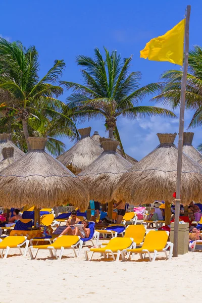 Touristen am Strand von playacar am karibischen Meer in Mexiko — Stockfoto