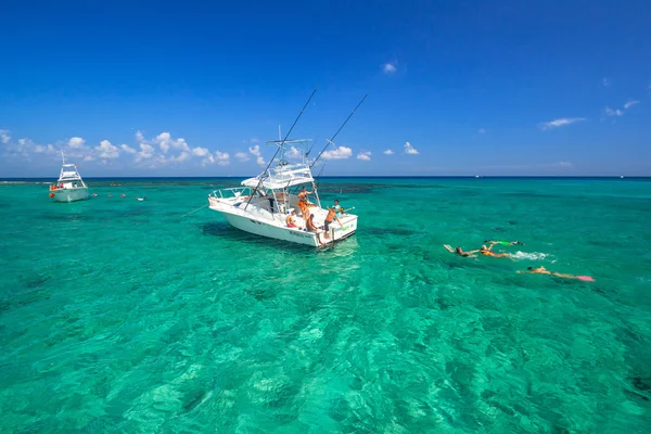 Pessoas no iate no Mar do Caribe do México — Fotografia de Stock