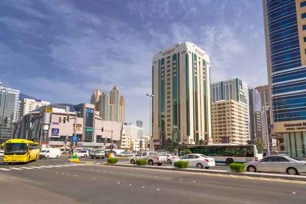Modern stadsarkitektur Abu Dhabi, Förenade Arabemiraten — Stockfoto