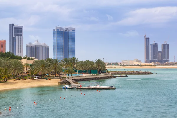 Panorama urbano di Abu Dhabi con grattacieli, Emirati Arabi Uniti — Foto Stock