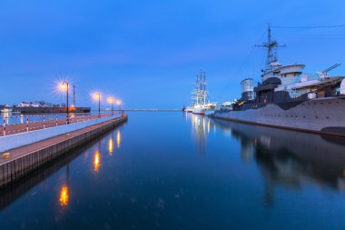Baltık Denizi Gdynia liman gece