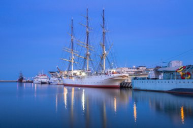 Baltık Denizi Gdynia liman gece