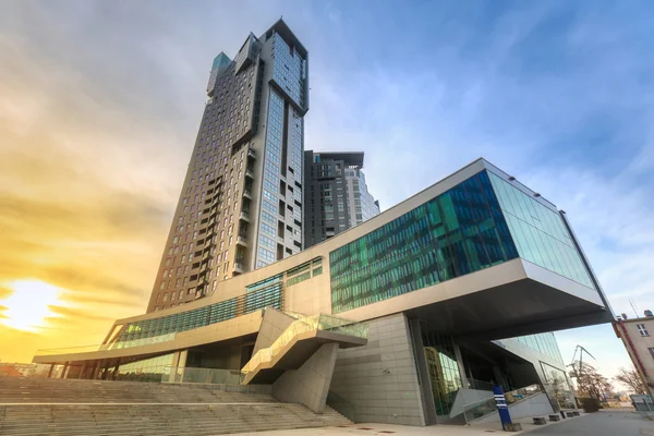 Arquitetura moderna do arranha-céu Sea Towers ao pôr-do-sol — Fotografia de Stock