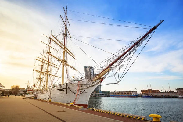 Cantiere navale a Gdynia città nel Mar Baltico — Foto Stock