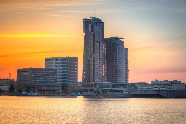 Západ slunce v Gdyni city v Baltském moři — Stock fotografie