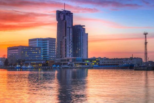 Solnedgång i Gdynia staden på Östersjön — Stockfoto