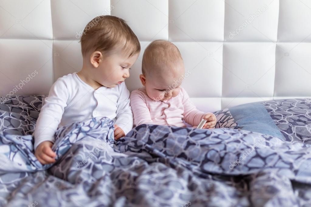 Bebek erkek ve kız İkizler ile smartphone Stok