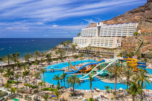 Turistas em férias de sol no Lago Taurito aquapark em Taurito, Gran Canaria — Fotografia de Stock