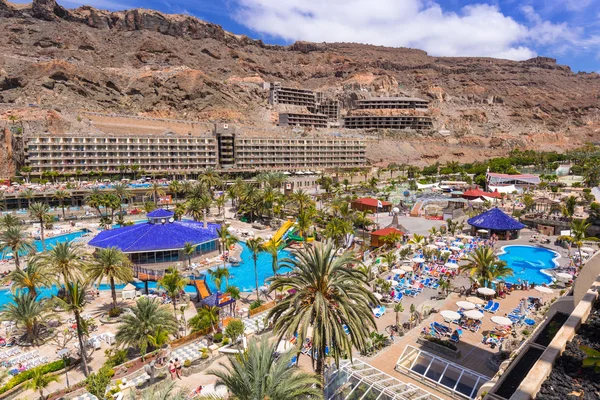 Turistas em férias de sol no Lago Taurito aquapark em Taurito, Gran Canaria — Fotografia de Stock