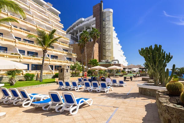 Tourists on sun holidays at the Lago Taurito aquapark in Taurito, Gran Canaria — Stock Photo, Image