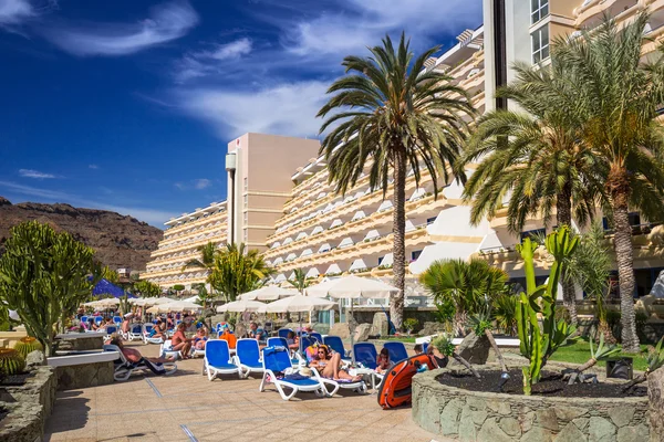 Turisti in vacanza al sole nel parco acquatico Lago Taurito a Taurito, Gran Canaria — Foto Stock