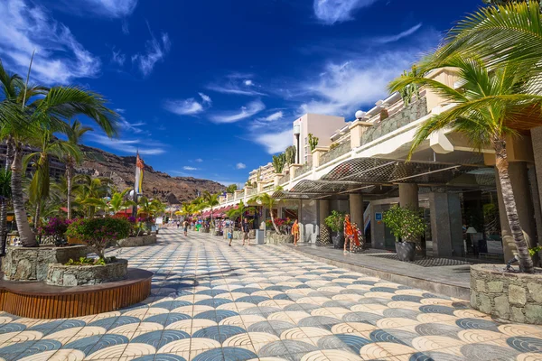 Tourists on sun holidays at the Lago Taurito aquapark in Taurito, Gran Canaria — Stock fotografie