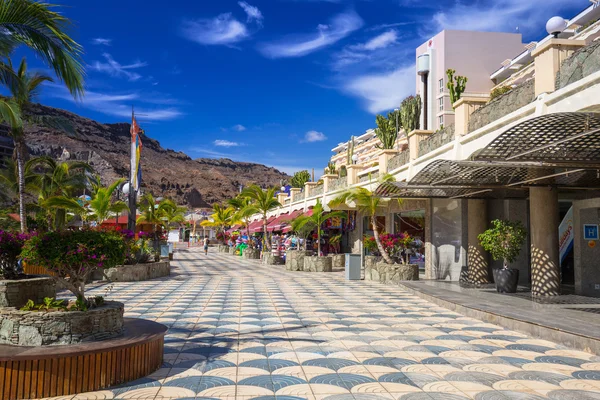 Touristen im Sonnenurlaub im Aquapark lago taurito in taurito, gran canaria — Stockfoto