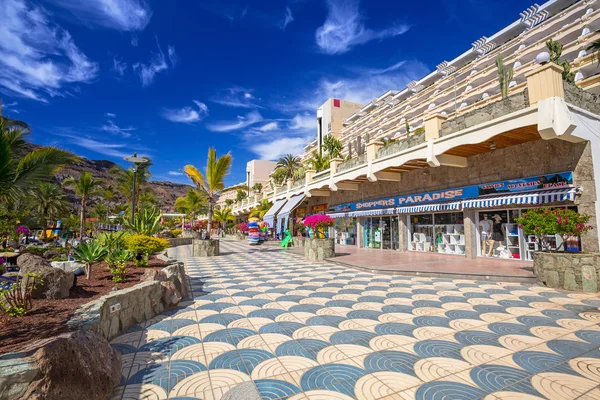 Tourists on sun holidays at the Lago Taurito aquapark in Taurito, Gran Canaria — 图库照片