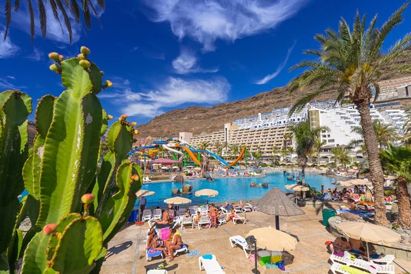 Tourists on sun holidays at the Lago Taurito aquapark in Taurito, Gran Canaria — 图库照片