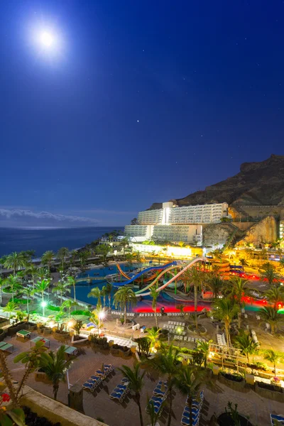 Beach och Resort Complex i Taurito på natten, Gran Canaria. — Stockfoto