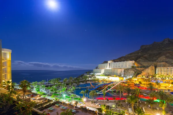Beach och Resort Complex i Taurito på natten, Gran Canaria. — Stockfoto