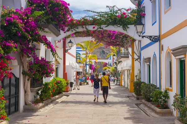 Beco pedestre em Puerto de Mogan, um pequeno porto de pesca em Gran Canaria — Fotografia de Stock