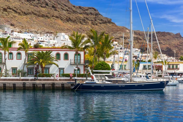 Yates en el puerto de Puerto de Mogan, un pequeño puerto pesquero en Gran Canaria —  Fotos de Stock