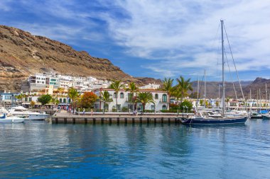 Puerto de Mogan, küçük balıkçı limanı Gran Canaria üzerinde Marina