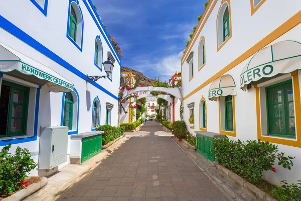 Beco pedestre em Puerto de Mogan, um pequeno porto de pesca em Gran Canaria — Fotografia de Stock