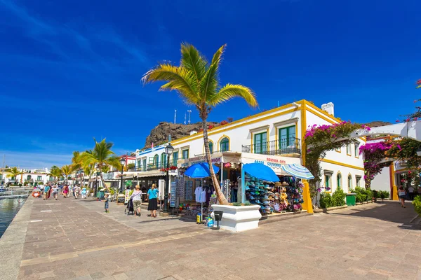 Puerto de Mogan, küçük balıkçı limanı Gran Canaria üzerinde yaya sokakta — Stok fotoğraf