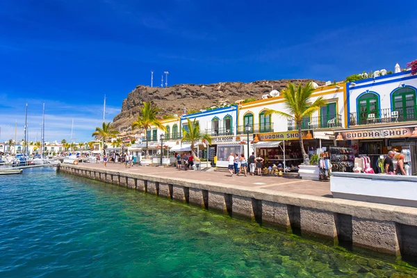 Callejón peatonal en Puerto de Mogan, un pequeño puerto pesquero en Gran Canaria —  Fotos de Stock