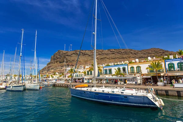 Iates no porto de Puerto de Mogan, um pequeno porto de pesca em Gran Canaria — Fotografia de Stock