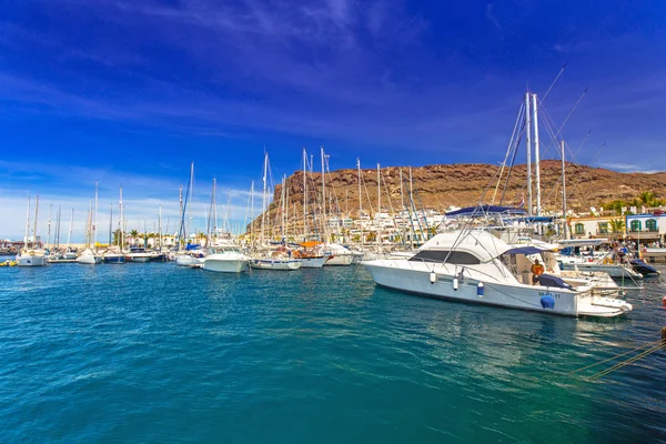 Yates en el puerto de Puerto de Mogan, un pequeño puerto pesquero en Gran Canaria — Foto de Stock